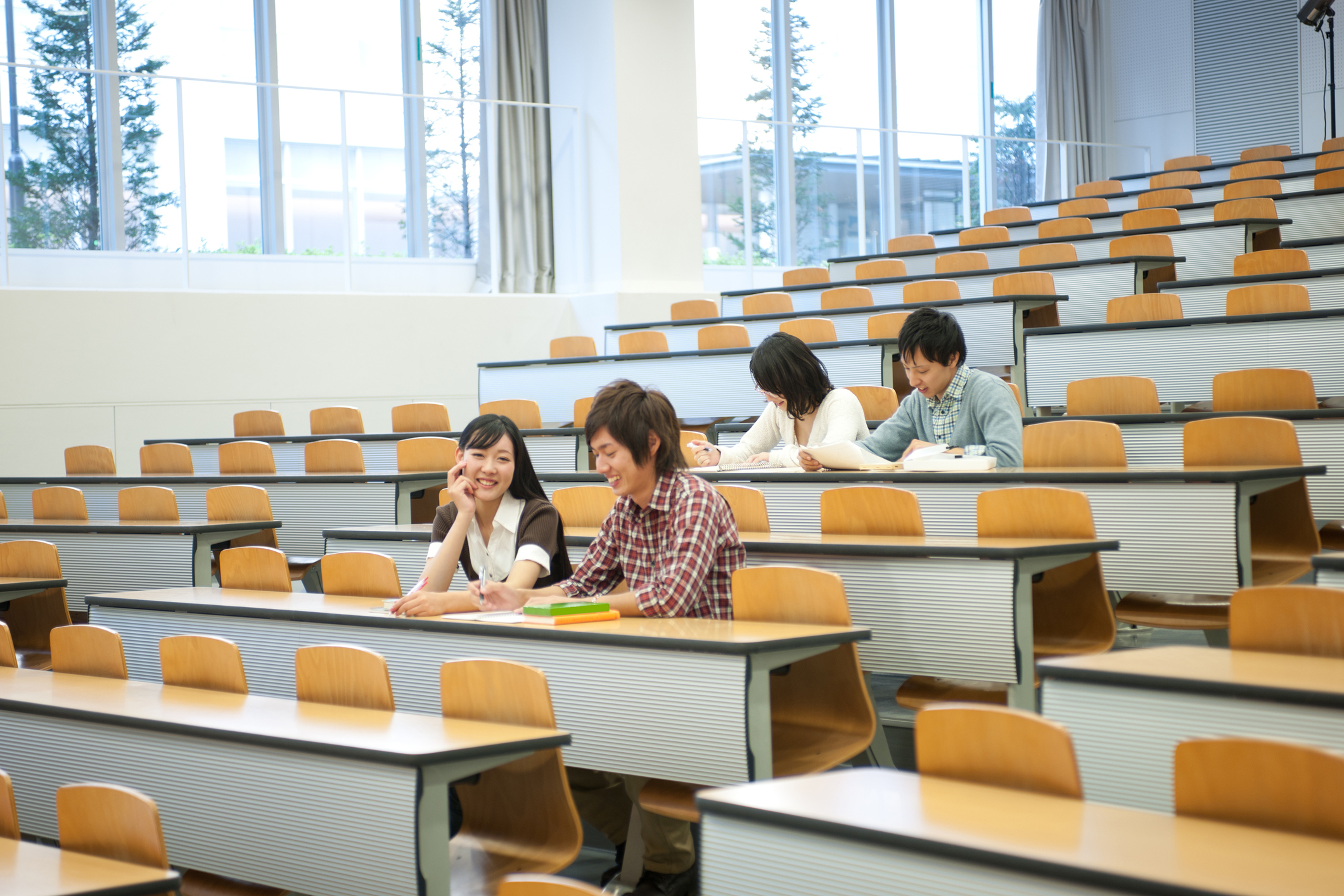 Étudiants en bibliothèque universitaire au Japon